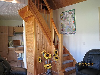 innenliegende Treppe zu dem Schlafbereich des Ferienhauses "Sonne"